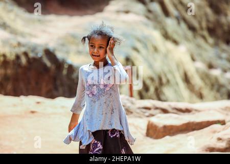 Happy African Children per le strade di una delle città più sacre dell'Etiopia Foto Stock