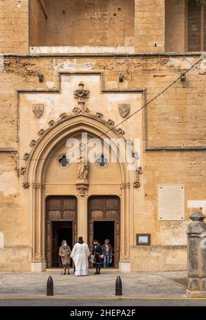 Petra, Spagna; gennaio 09 2022: Facciata principale della chiesa parrocchiale di Sant Pere, situata nella città di Petra. Parrocchiani e Parroco sa Foto Stock