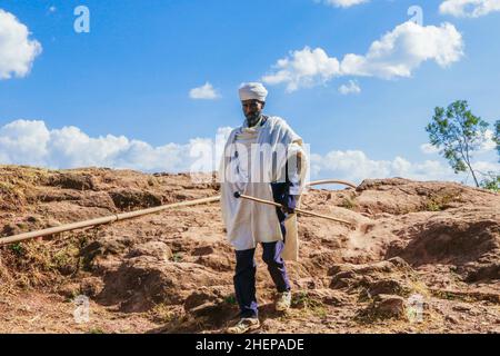 Pellegrini in visita alla Chiesa per pregare nella città africana Foto Stock