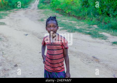 I poveri figli etiopi sorridono sulla strada rurale Foto Stock