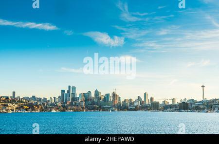 Skyline di Seattle sul lago Union in giornata di sole, seattle, washington, usa. Foto Stock