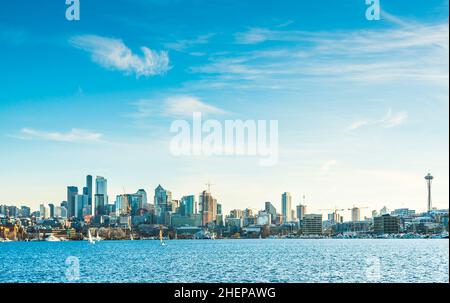 Skyline di Seattle sul lago Union in giornata di sole, seattle, washington, usa. Foto Stock