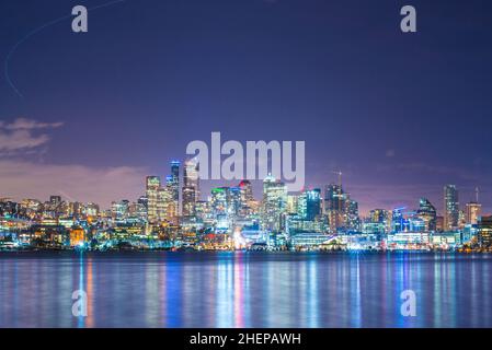 Skyline di Seattle sul Lago Union di notte, seattle, washington, usa. Foto Stock