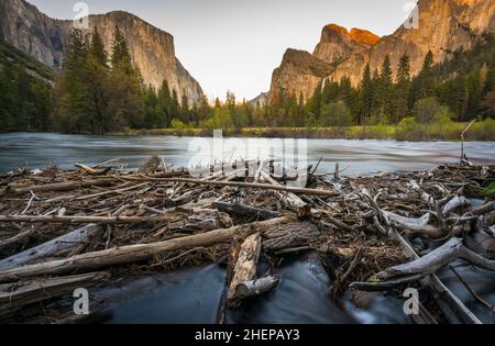 Vista di El Capital e della scogliera della Cattedrale con il fiume in primo piano, Yosemite National Park, California, usa. Foto Stock