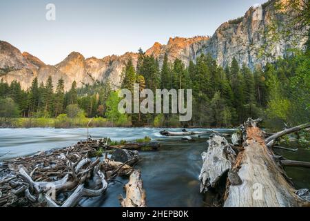 Vista di El Capital e della scogliera della Cattedrale con il fiume in primo piano, Yosemite National Park, California, usa. Foto Stock