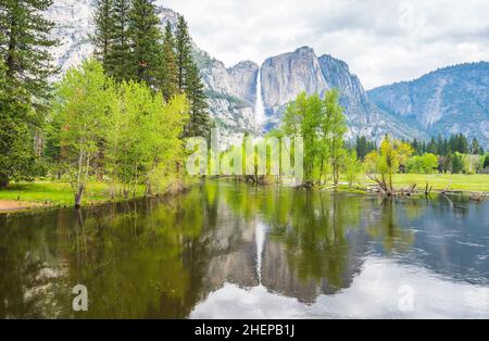 Vista di El Capital e della scogliera della Cattedrale con il fiume in primo piano, Yosemite National Park, California, usa. Foto Stock