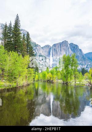 Vista di El Capital e della scogliera della Cattedrale con il fiume in primo piano, Yosemite National Park, California, usa. Foto Stock