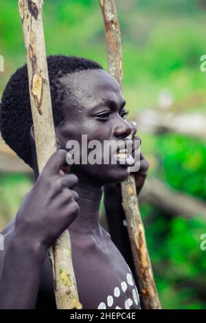 Primi piani ritratti di Benna Tribe Young Boys con Body Painting tradizionale sui Long Wooden Sticks Foto Stock