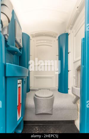 Pulire la cabina igienica mobile come struttura sanitaria nei cantieri e nei festival Foto Stock