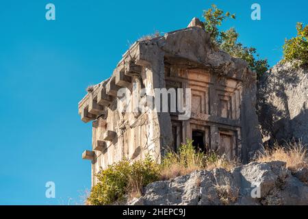 Un'antica tomba di roccia sul fianco della montagna a Myra Lycian (Demre, Turchia) Foto Stock