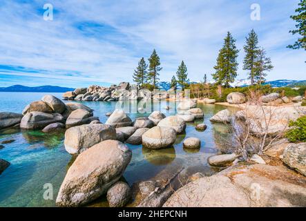 Bellissimo lago tahoe in giornata di sole. Foto Stock