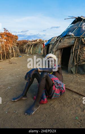 Dassanech Tribe Old Man con tradizionale collana luminosa e Turban bianco nel villaggio locale Foto Stock