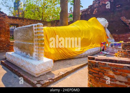 Buddha sdraiato vestito di sciarpa gialla nel tempio Wat Yai Chai mongkol vicino Ayutthaya Foto Stock