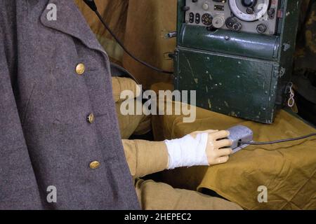 Dettaglio della mano bandita di un soldato russo che monitorava la radio durante la seconda Guerra Mondiale, Grande Guerra Patriottica. Al Museo di Stato delle forze Armate del Foto Stock