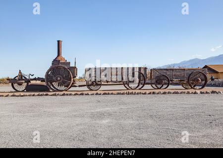 Vecchio trattore a vapore e carri del 1894 che servono la strada mineraria nella valle della morte per l'estrazione del borato. Foto Stock