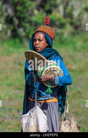 Venditori locali di souvenir africani tradizionali e luminosi nelle montagne Simien Foto Stock