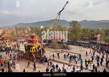 Tippa Jatra nuovo anno rimorchiatore di guerra tra i quartieri di Thane e Kone nella città di Bhaktapur, patrimonio mondiale dell'UNESCO. Foto Stock