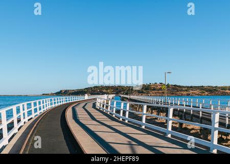 Da Victor Harbour a Granite Island, nuova strada rialzata vista dalla terraferma in un giorno, la Penisola di Fleurieu, Australia Meridionale Foto Stock