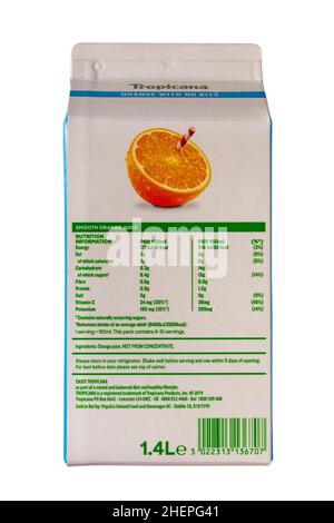 Cartone di Tropicana arancione liscio senza punte succo bere 100% puro frutta pressata isolato su sfondo bianco Foto Stock