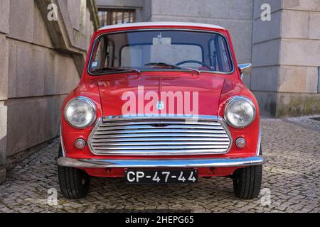 Castelo Branco, Portogallo - Gennaio 07 2022. Mini auto classica parcheggiata in una strada a Castelo Branco Portogallo Foto Stock