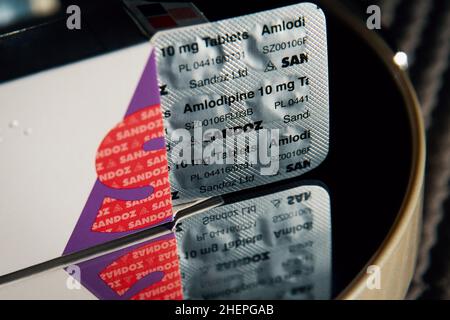 Una scatola di Sandoz International GmbH a marchio Amlodipine farmaco, utilizzato per il trattamento della pressione alta o cuore-correlati dolore toracico, a Londra, Regno Unito. Foto Stock