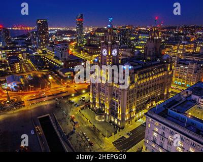 Una vista aerea del Royal Liver Building a Liverpool. Data foto: Martedì 11 gennaio 2022. Foto Stock