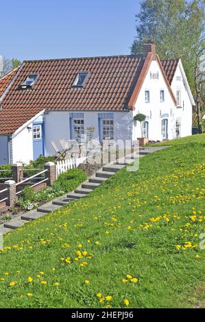 Casa di pescatori storica a Greetsiel, Germania, bassa Sassonia, Frisia orientale, Greetsiel Foto Stock