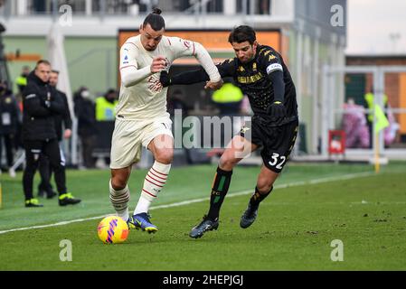 Stadio Pier Luigi Penzo, Venezia, 09 gennaio 2022, Zlatan Ibrahimovic di Milano e Pietro Ceccaroni di Venezia durante Venezia FC vs AC Milano - Foto Stock