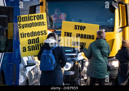 Londra, Regno Unito. 12th gennaio 2022. Un gruppo di manifestanti anti anti-vax fa una protesta statica nel centro di Westminster con cartelli che criticano l'attuale introduzione del vaccino Covid-19. Credit: Guy Corbishley/Alamy Live News Foto Stock