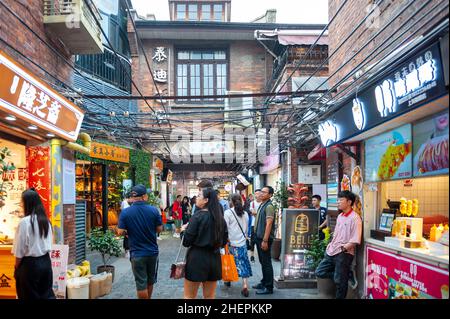 Tianzifang, una popolare destinazione turistica che ospita boutique, negozi di artigianato, caffè, bar e ristoranti a Shanghai, Cina Foto Stock