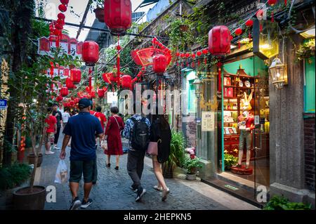 Tianzifang, una popolare destinazione turistica che ospita boutique, negozi di artigianato, caffè, bar e ristoranti a Shanghai, Cina Foto Stock