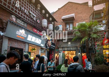 Tianzifang, una popolare destinazione turistica che ospita boutique, negozi di artigianato, caffè, bar e ristoranti a Shanghai, Cina Foto Stock