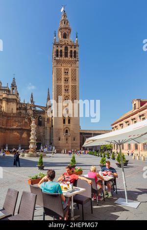 Siviglia, Provincia di Siviglia, Andalusia, Spagna meridionale. La torre Giralda e la cattedrale si vedono attraverso la Plaza de la Alianza. La Giralda alta 98 metri Foto Stock