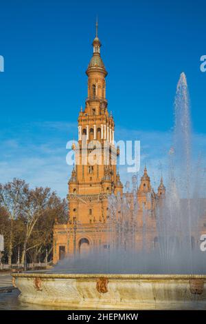 Siviglia, Provincia di Siviglia, Andalusia, Spagna meridionale. Torre Nord della Plaza de España. la piazza fu costruita per la mostra Iberoamericana del 1 Foto Stock