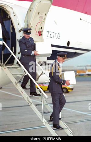 Assistenti di volo che rimuovono il bagaglio dal Queens Royal Flight in arrivo all'aeroporto di Heathrow 7th ottobre 1993 Foto Stock