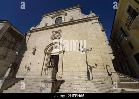 Popoli, provincia di Pescara, Abruzzo, Italia: La città storica al mattino Foto Stock