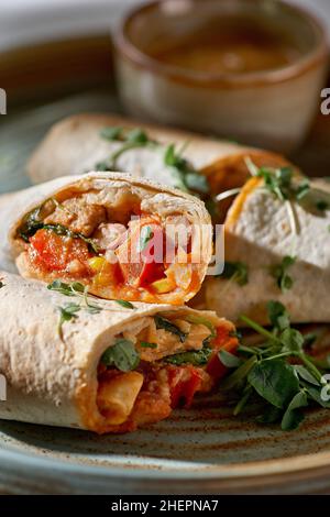 Sana insalata vegano tortilla avvolge con tofu e verdure. Amore per un sano cibo crudo concetto. Foto Stock