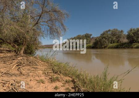 Paesaggio sul fiume Kunene, fiumi di confine della Namibia e Angola, Epupa, Namibia Foto Stock