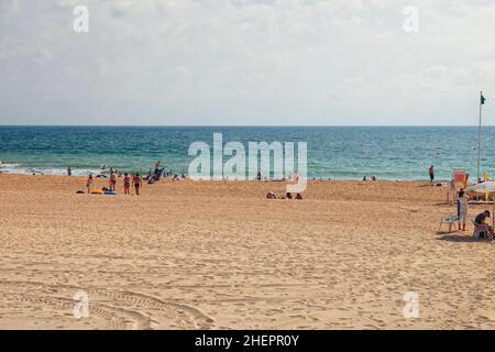 Persone in spiaggia ad Albufeira, Portogallo Foto Stock