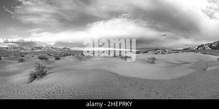 Splendidi appartamenti Mesquite nel deserto della valle della morte alla luce del tramonto Foto Stock