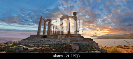 L'antico tempio greco-dorico di Poseidone a Capo Sounion, Grecia, 444–440 a.C. In piedi su un capo alto 200 piedi il tempio di Poseidone è un punto di riferimento vi Foto Stock