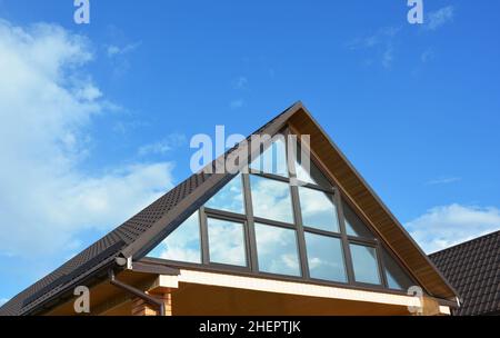 Edificio casa attico giardino d'inverno terrazza sul tetto della casa. Serra o tetto serra. Foto Stock