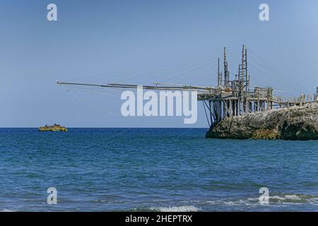 Trabucco Antica struttura di pesca piattaforma nella regione di Vieste Puglia Penisola del Gargano Puglia, Italia meridionale Foto Stock