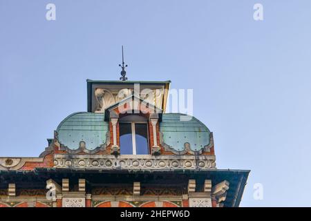 Cima di un palazzo Art Nouveau (1909) di Via XX Settembre con una cupola d'angolo rivestita in rame in stile orientale, Genova, Liguria Foto Stock