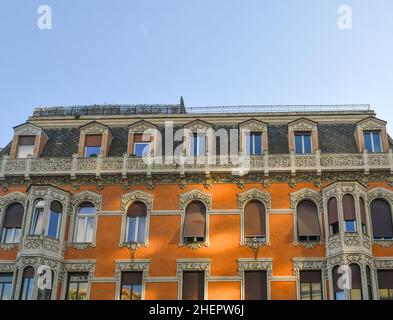 Particolare della facciata di un palazzo Art Nouveau impreziosito da due torrette ad arco e decorazioni naturalistiche in via XX Settembre, Genova Foto Stock