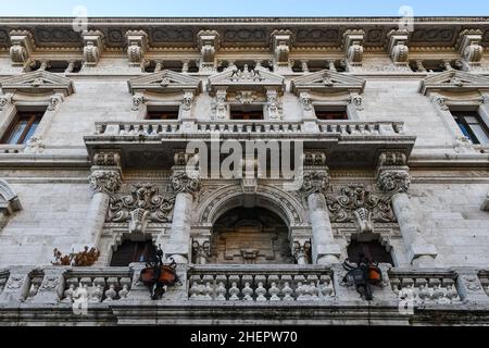 Particolare di Palazzo Pastorino (1910), progettato dal famoso architetto e decoratore Gino Coppedè, Genova, Liguria, Italia Foto Stock