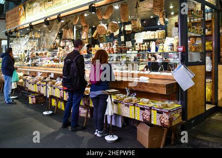 Shopping al banco di prodotti tipici italiani al Covered Oriental Market, inaugurato nel 1899 e situato in Via XX Settembre, uno dei più grandi negozi di cucina italiana Foto Stock