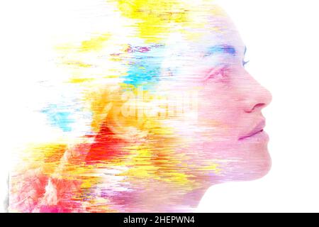 Un ritratto a doppia esposizione di una donna attraente combinato con arte digitale Foto Stock