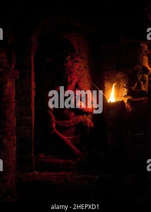 Santuario indù illuminato a lume di candela macchiato di scarlatto durante i festeggiamenti del nuovo anno nepalese (Bisket Jatra) a Bhaktapur. Foto Stock