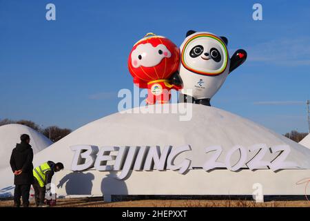 PECHINO, CINA - 12 GENNAIO 2022 - Pechino 2022 Mascotte olimpiche invernali 'Bing DWEN DWEN' e 'huey Rhon Rhon Rhon' sono viste su una strada di notte a Beijin Foto Stock